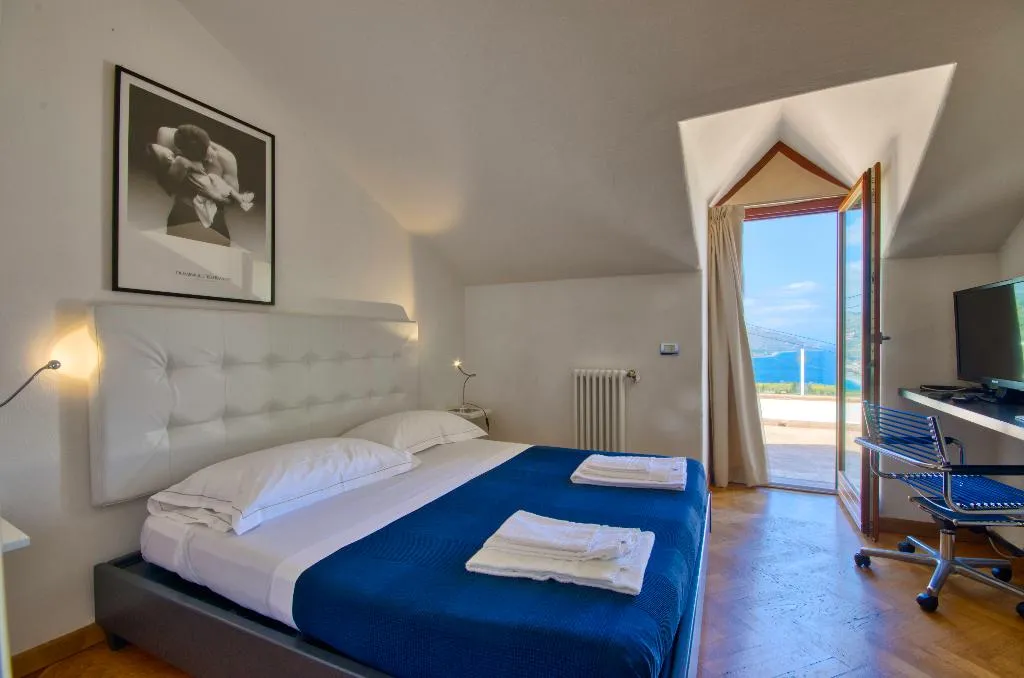 VILLA CAPACITY 8 Room, Villa Zagara Garden, Taormina