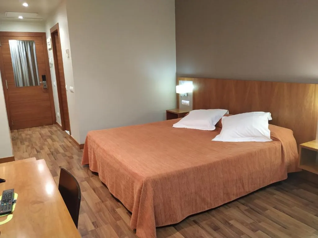 DOUBLE DELUXE KING BED Room, As Torrent, Valencia