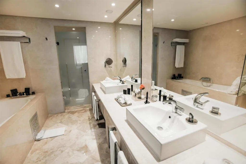 SUITE DELUXE KING BED Room, DoubleTree by Hilton Casablanca City Centre, Casablanca