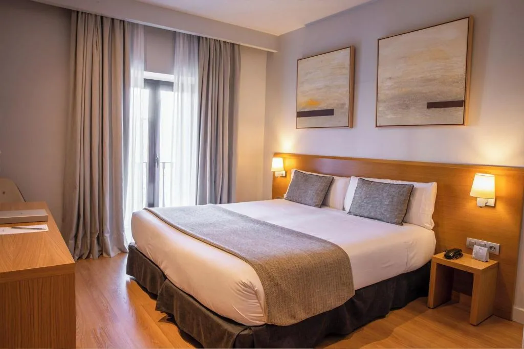 Double or Twin CITY VIEW QUEEN BED Room, Arc La Rambla, Barcelona
