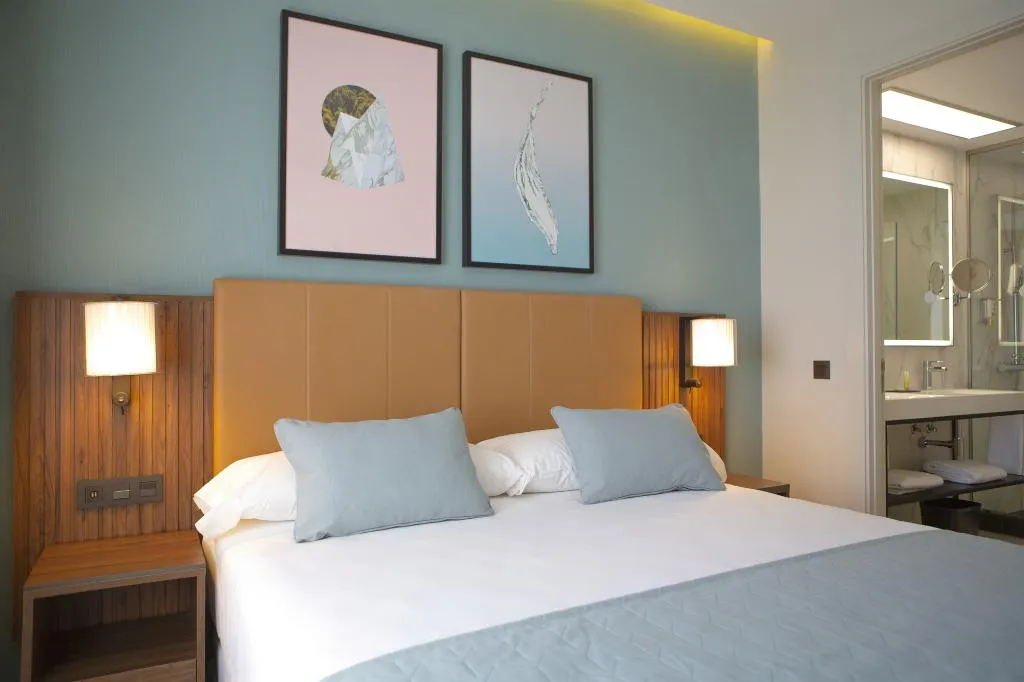 FAMILY ROOM DELUXE KING BED Room, Hotel Riu Plaza España, Madrid