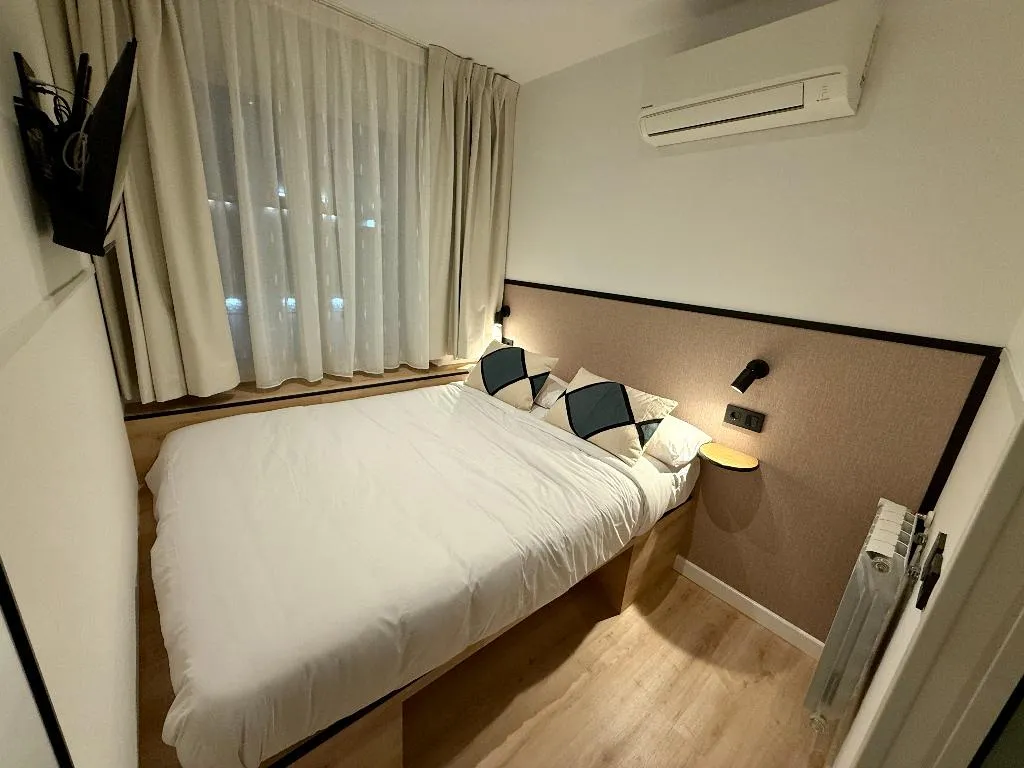 DOUBLE STANDARD Room, Mucho Madrid, Madrid