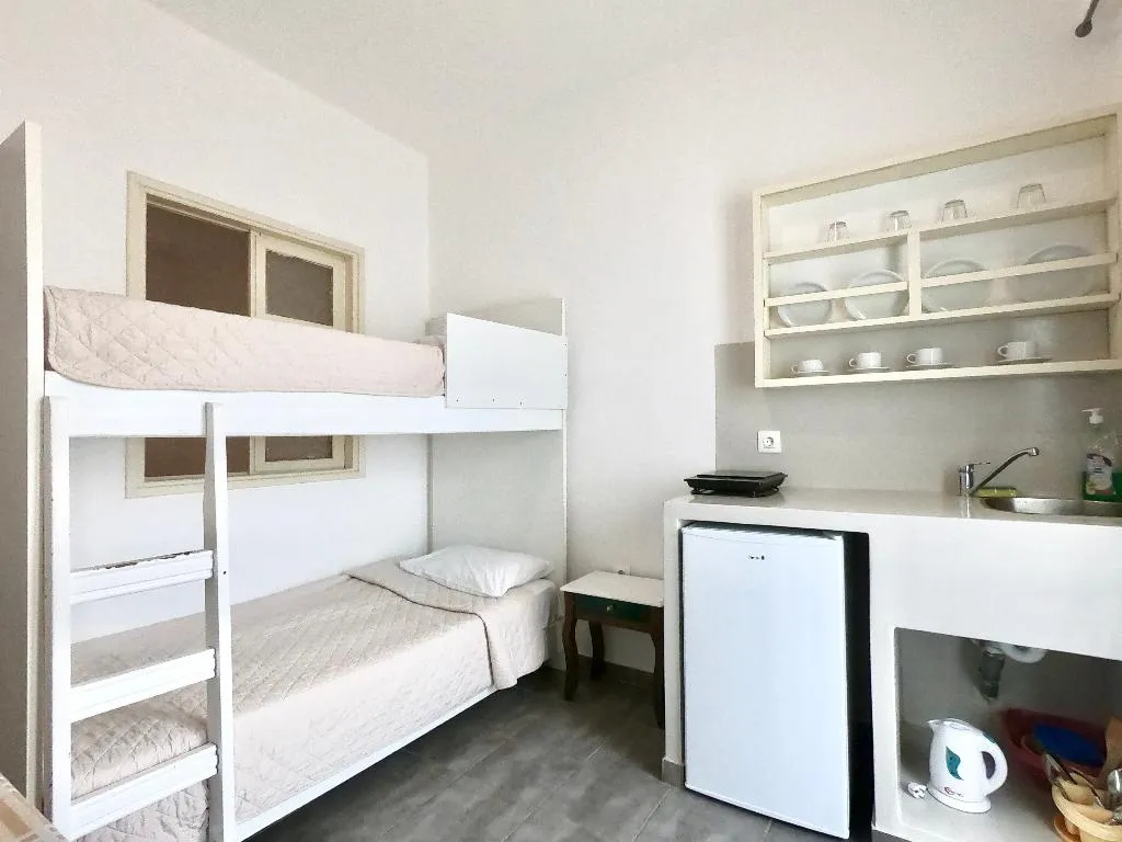 STUDIO CAPACITY 4 Room, Anny Studios Perissa Beach, Santorini
