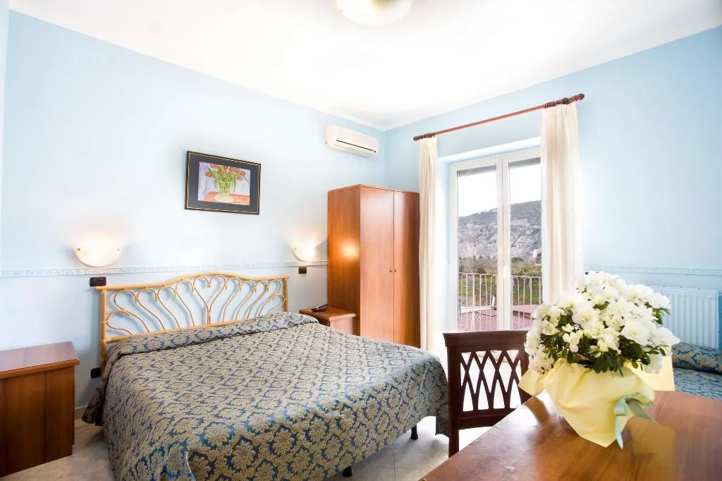 Room, Hotel Klein Wien, Naples