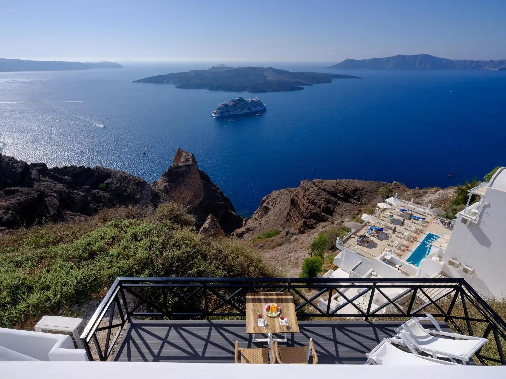 APARTMENT WITH JACUZZI Room, Kamares Apartments, Santorini