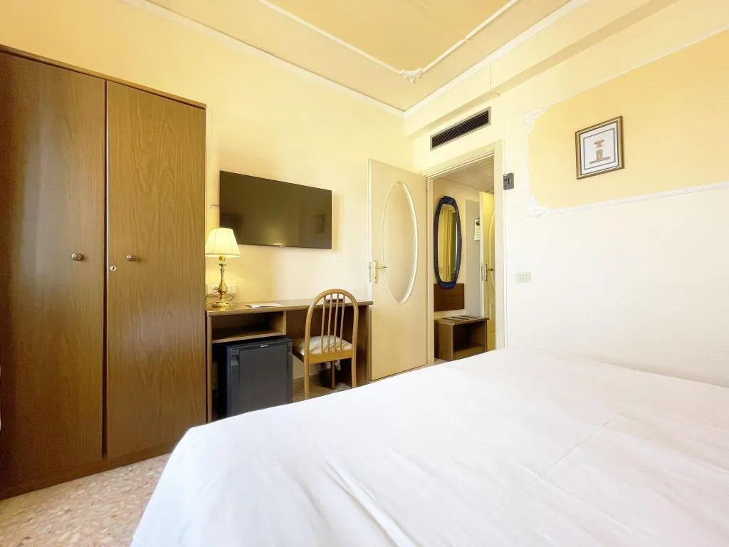 DOUBLE CLASSIC QUEEN BED Room, Hotel Central, Naples