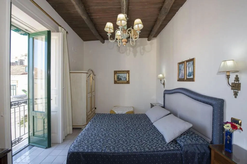 Room, Residenza Del Duca, Naples