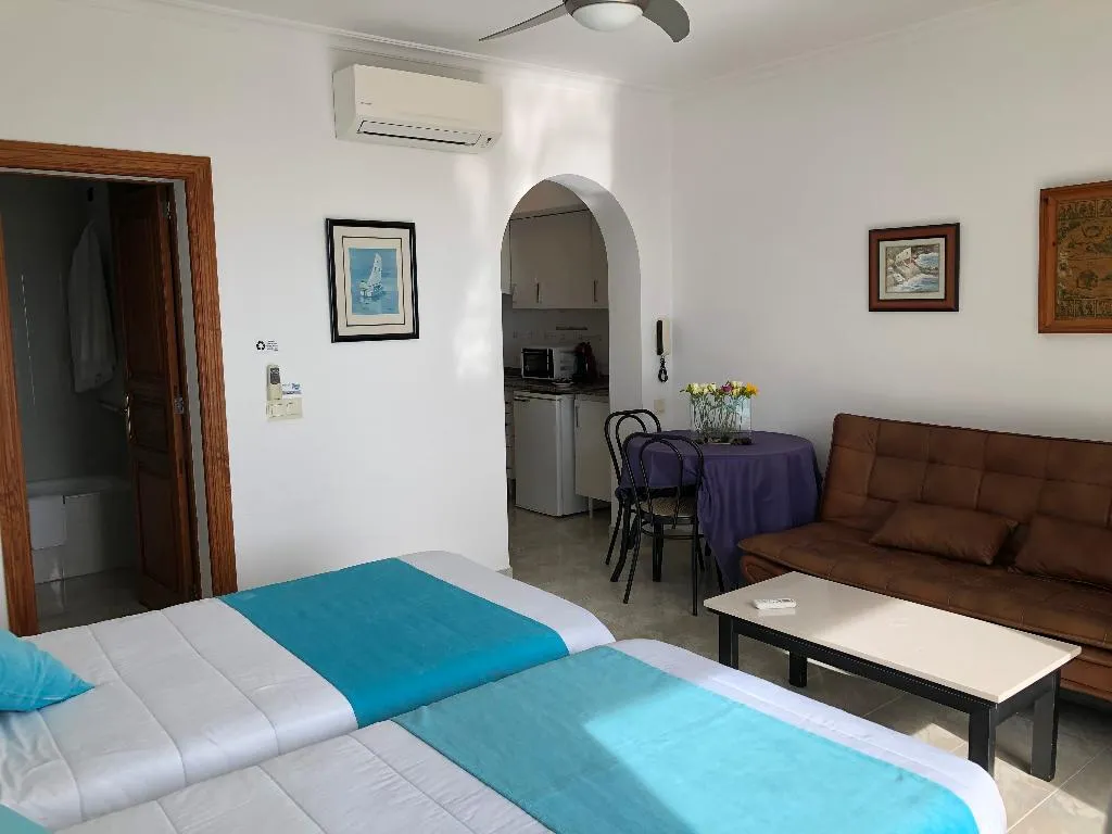 STUDIO OCEAN FRONT WITH BALCONY Room, Torre Playa, Majorca