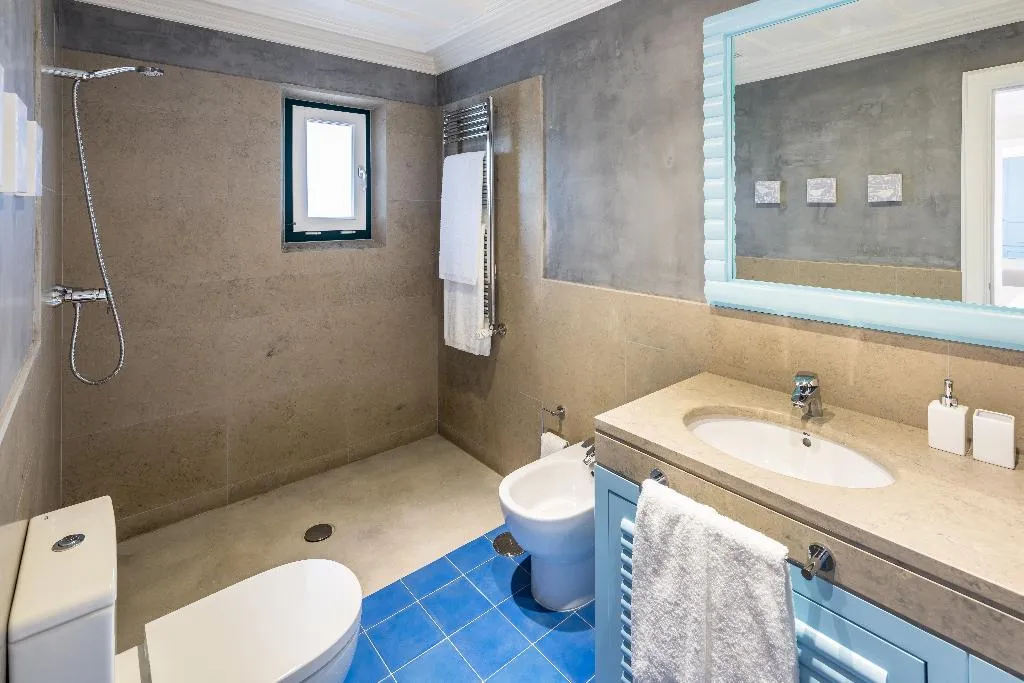 VILLA FOUR BEDROOMS Room, Shantivillas, Algarve