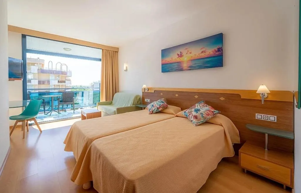 QUADRUPLE STANDARD Room, Blaucel, Costa Brava