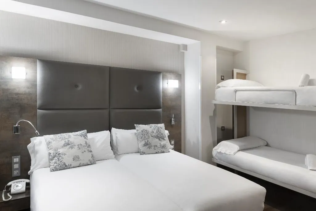QUADRUPLE STANDARD Room, Petit Palace Posada del Peine, Madrid