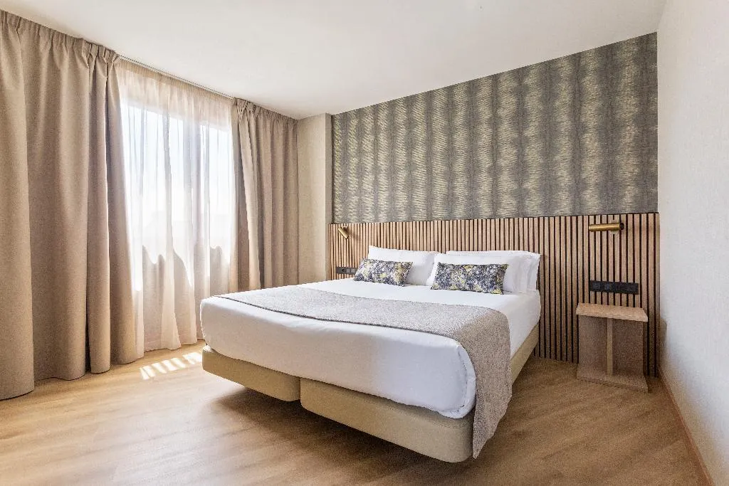 QUADRUPLE STANDARD Room, Acta Piramides, Madrid