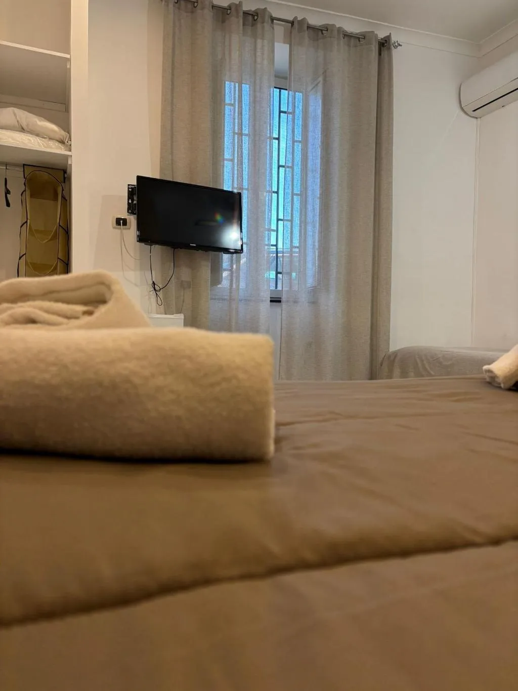 Room, Home To Fly, Naples
