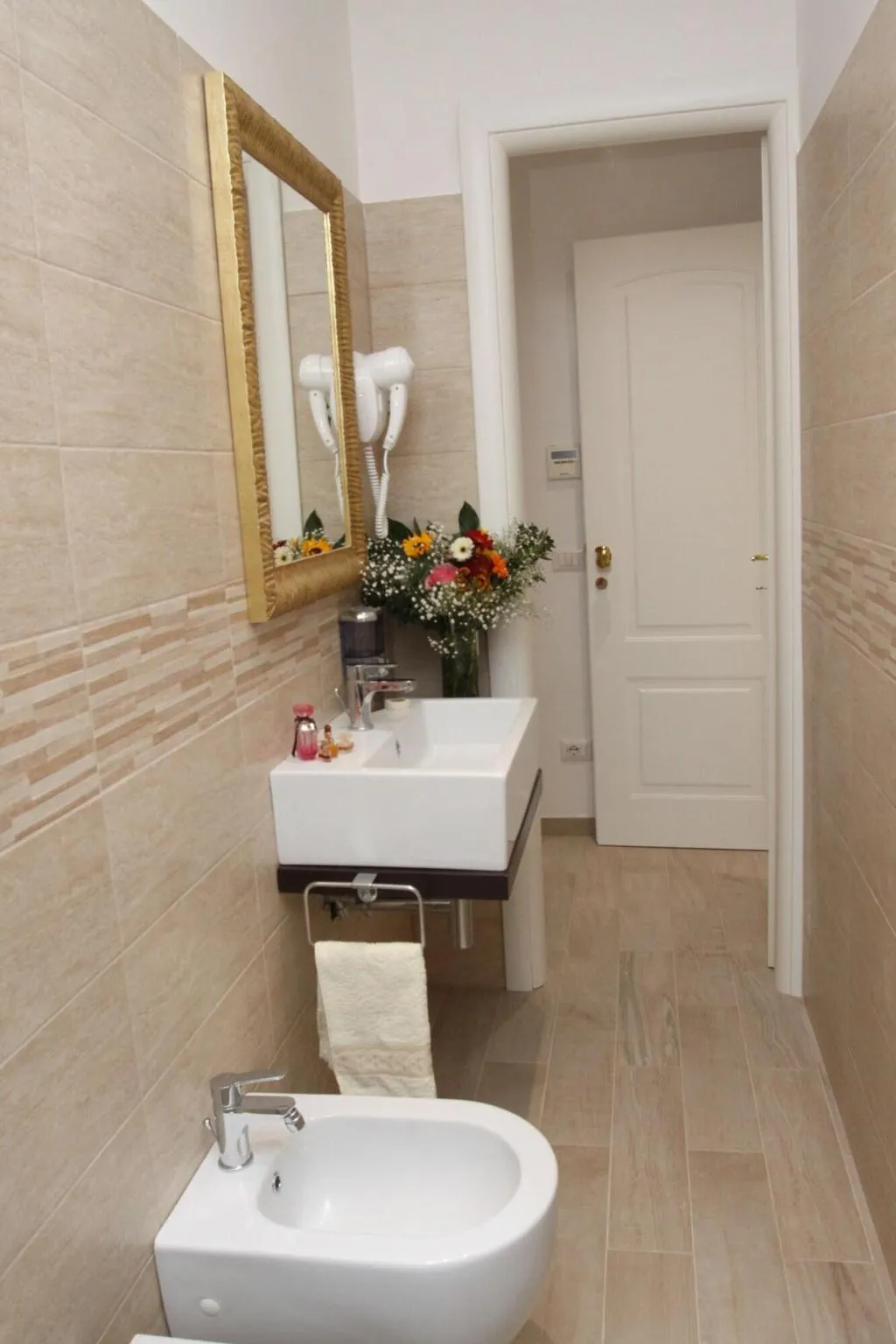 Room, Interno 2 Roma, Naples