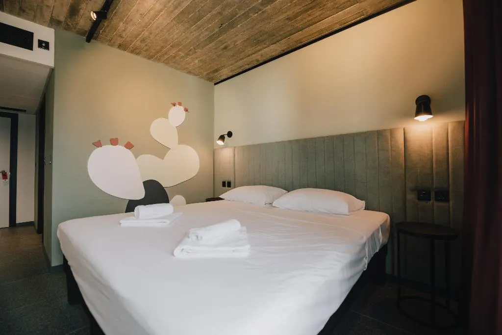 DOUBLE SUPERIOR KING BED Room, ibis Styles ST Pauls Bay Malta, Malta