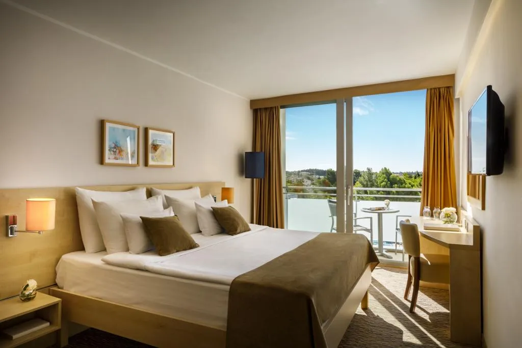 DOUBLE SUPERIOR SIDE SEA VIEW Room, Valamar Parentino Hotel, Istria
