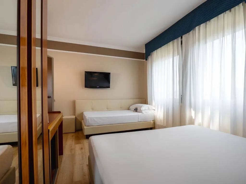 TRIPLE ONE BEDROOM ONE BATHROOM Room, iH Hotels Padova Admiral, Venice