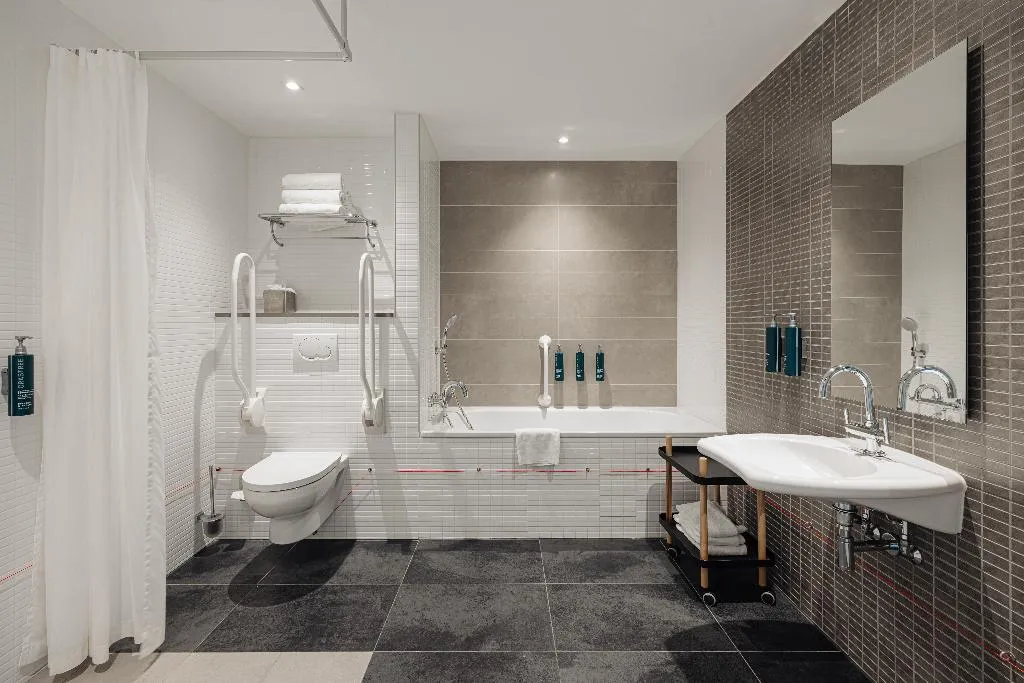 DOUBLE Accessible Room, DoubleTree by Hilton Amsterdam Centraal Station, Amsterdam