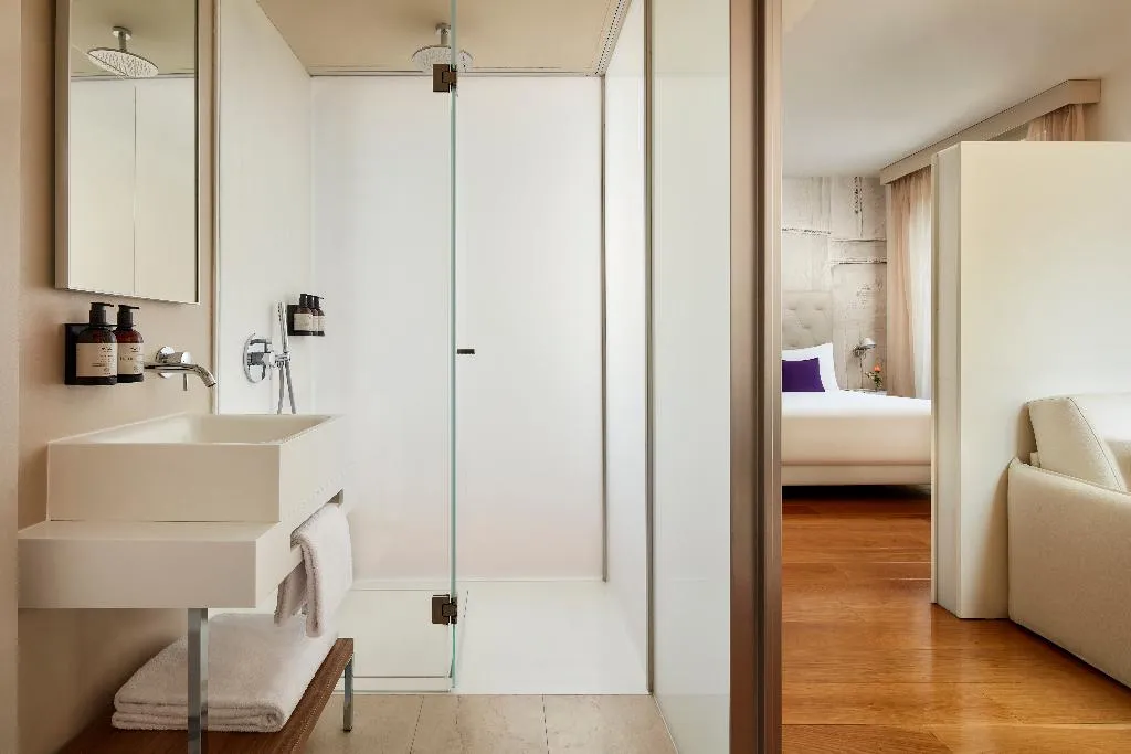 JUNIOR SUITE STANDARD Room, Avani Palazzo Moscova Milan Hotel, Milan