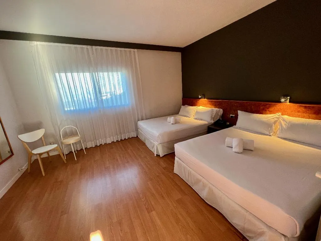 QUADRUPLE TWO DOUBLE BEDS Room, AP Hotel & Parking Madrid Aeropuerto, Madrid