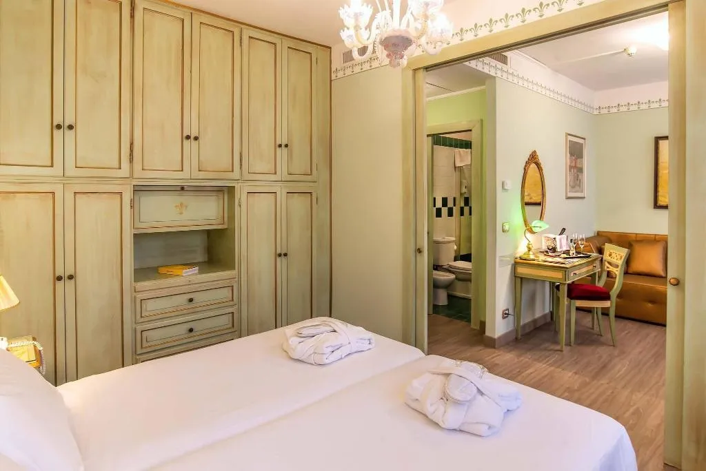 JUNIOR SUITE QUEEN SIZE BED Room, La Fenice et des Artistes, Venice