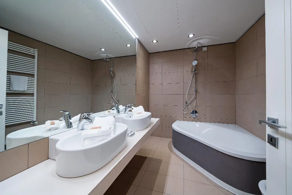 SUITE SUPERIOR LAKE VIEW Room, Hotel Borgo Le Terrazze, Milan