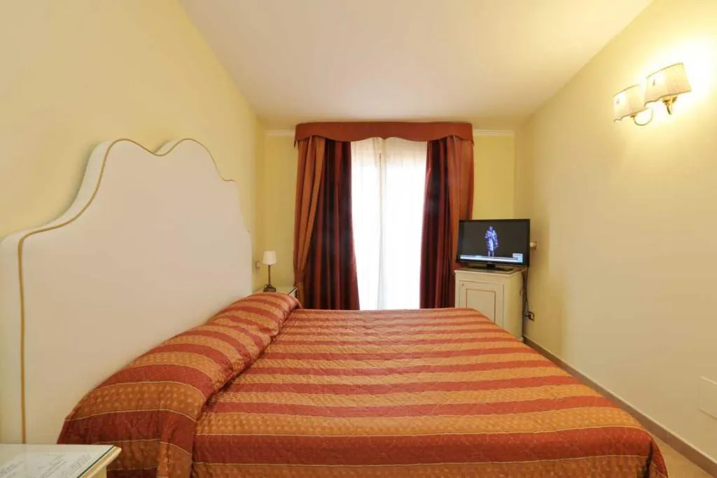 Double or Twin SIDE SEA VIEW WITH BALCONY Room, La Vue D'Or, Naples