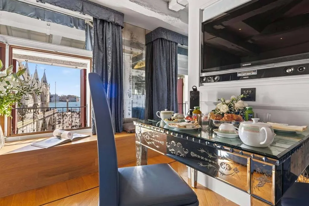 Room, Canaletto Luxury Suites – San Marco Luxury, Venice