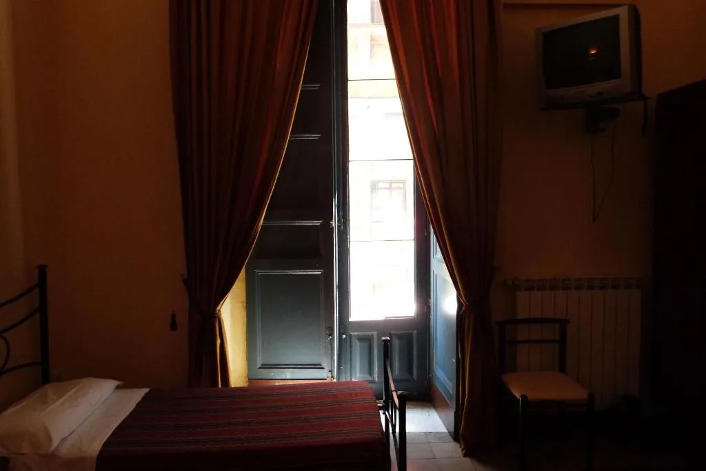 Room, Hoteletnea 316, Catania