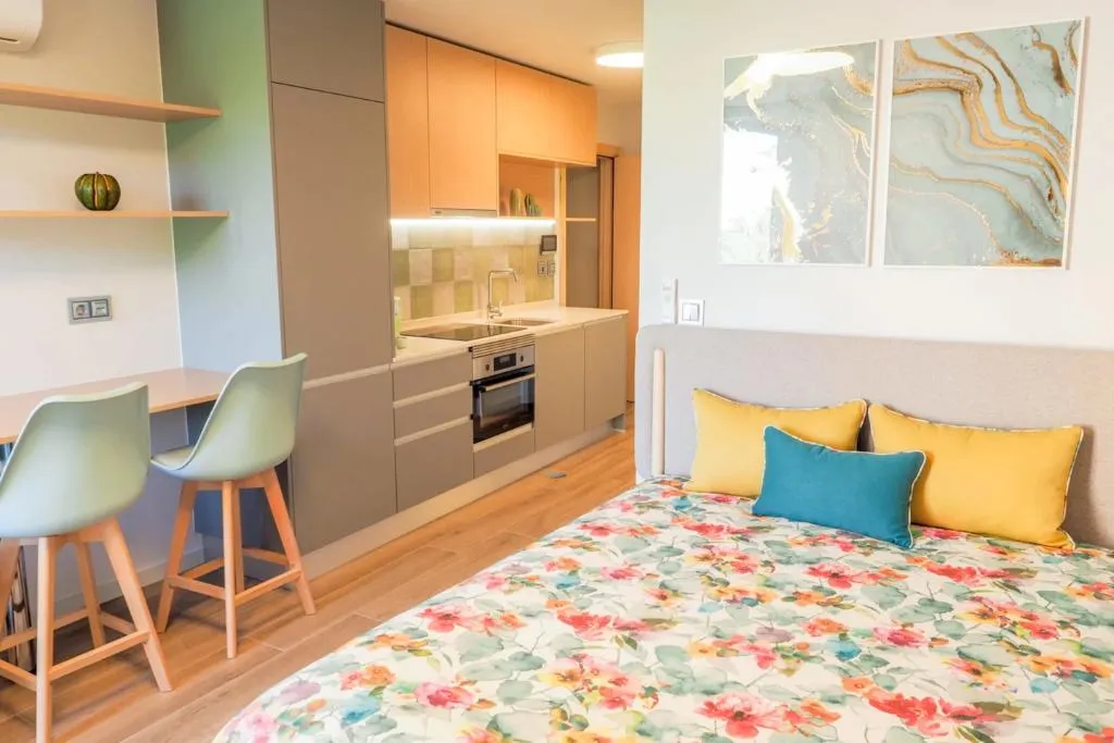 STUDIO WITH BALCONY Room, Ria Centrum - Smart Residence, Porto