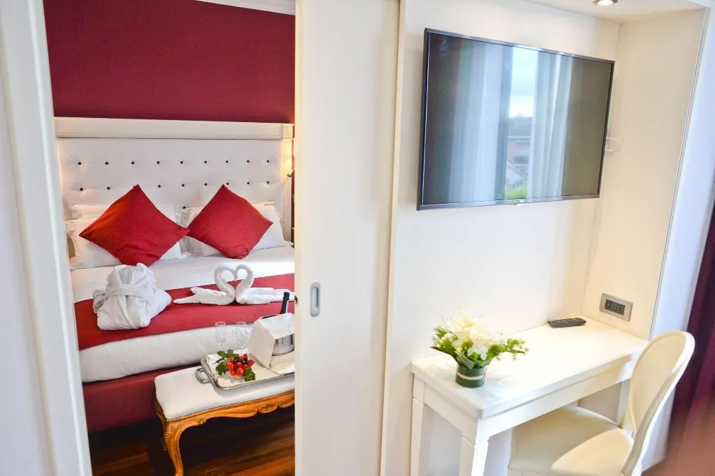 QUADRUPLE SUPERIOR Room, Trilussa Palace Congress & Spa, Rome