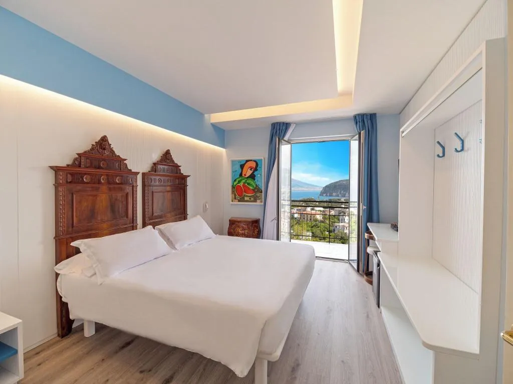 DOUBLE CLASSIC QUEEN BED Room, Hotel Cristina, Naples