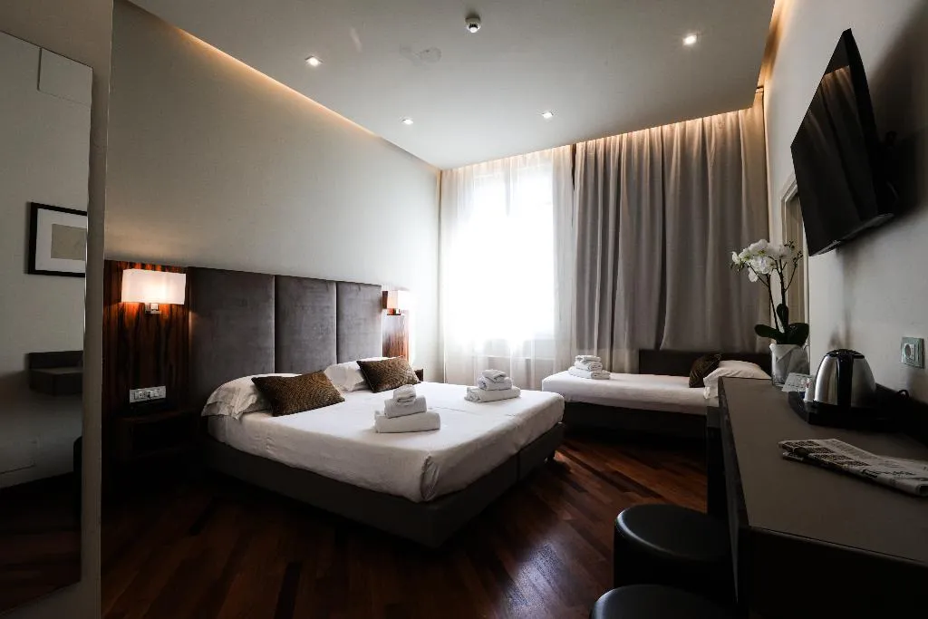 TRIPLE SUPERIOR Room, Embassy, Florence