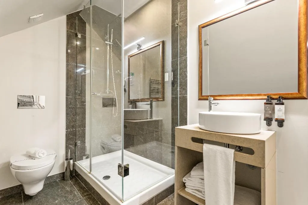 TRIPLE ONE BEDROOM ONE BATHROOM Room, Jardim Da Lapa By Shiadu, Lisbon