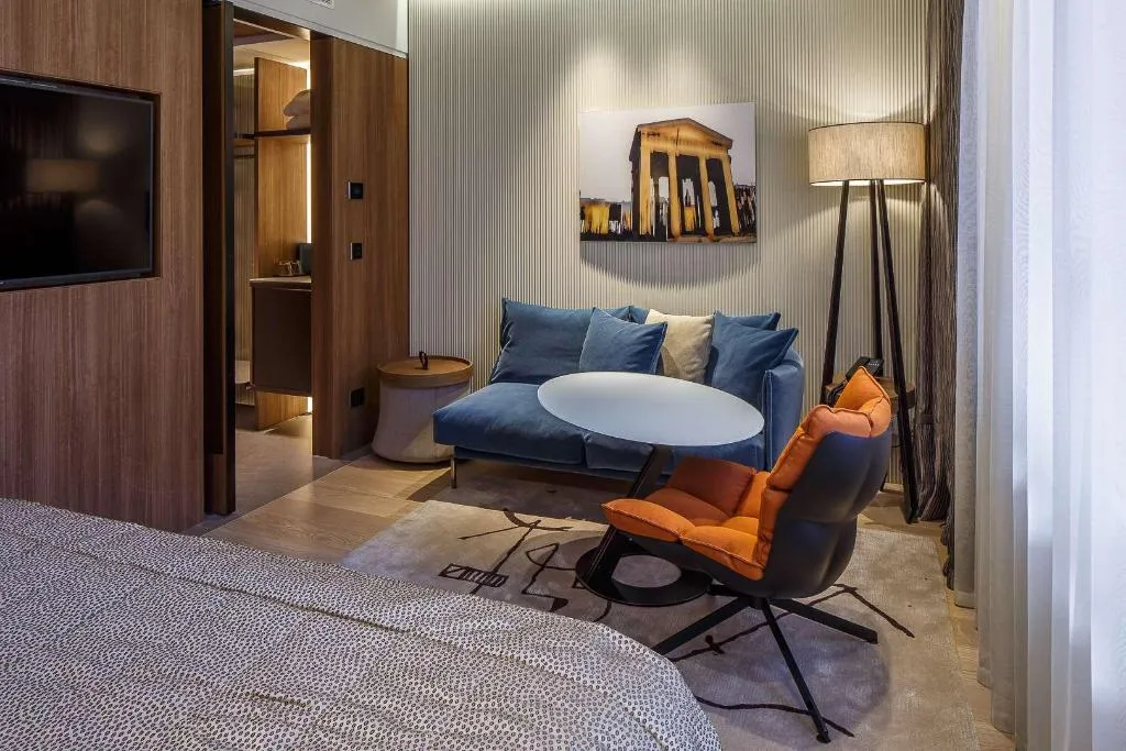 Room, Cavour, Milan