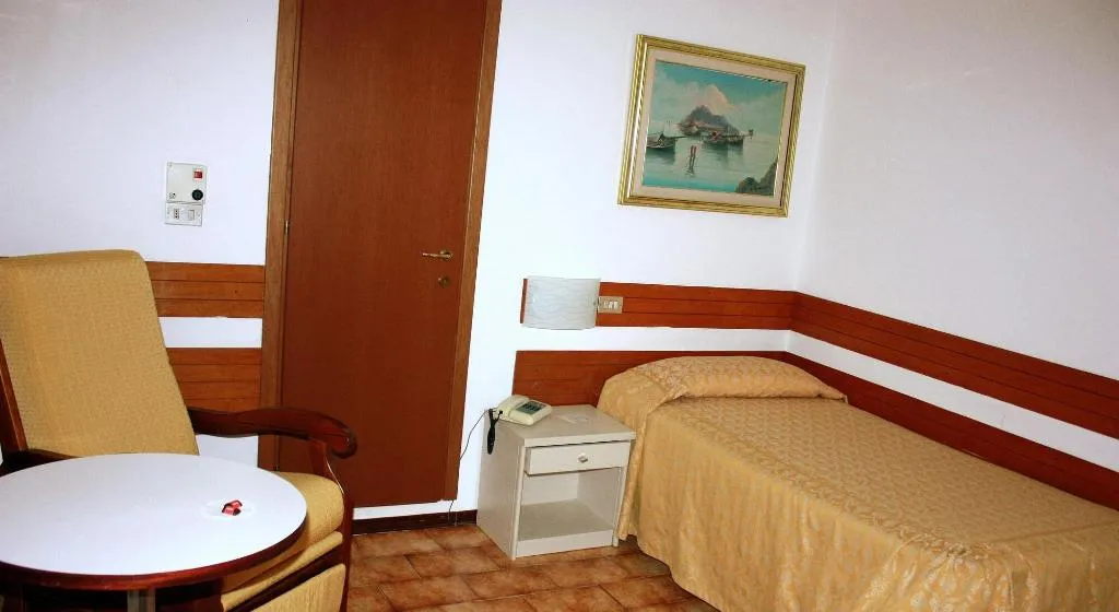 Room, Piccolo Hotel, Milan