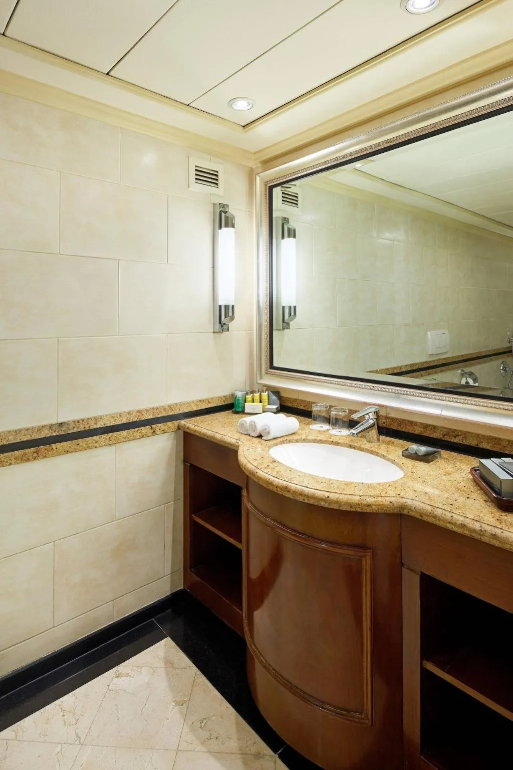 DOUBLE EXECUTIVE KING BED Room, Cairo Marriott hotel & Omar Khayyam Casino, Cairo