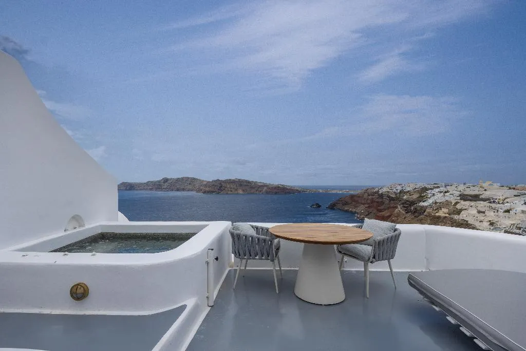 HOUSE WITH JACUZZI Room, IKIES Santorini, Santorini