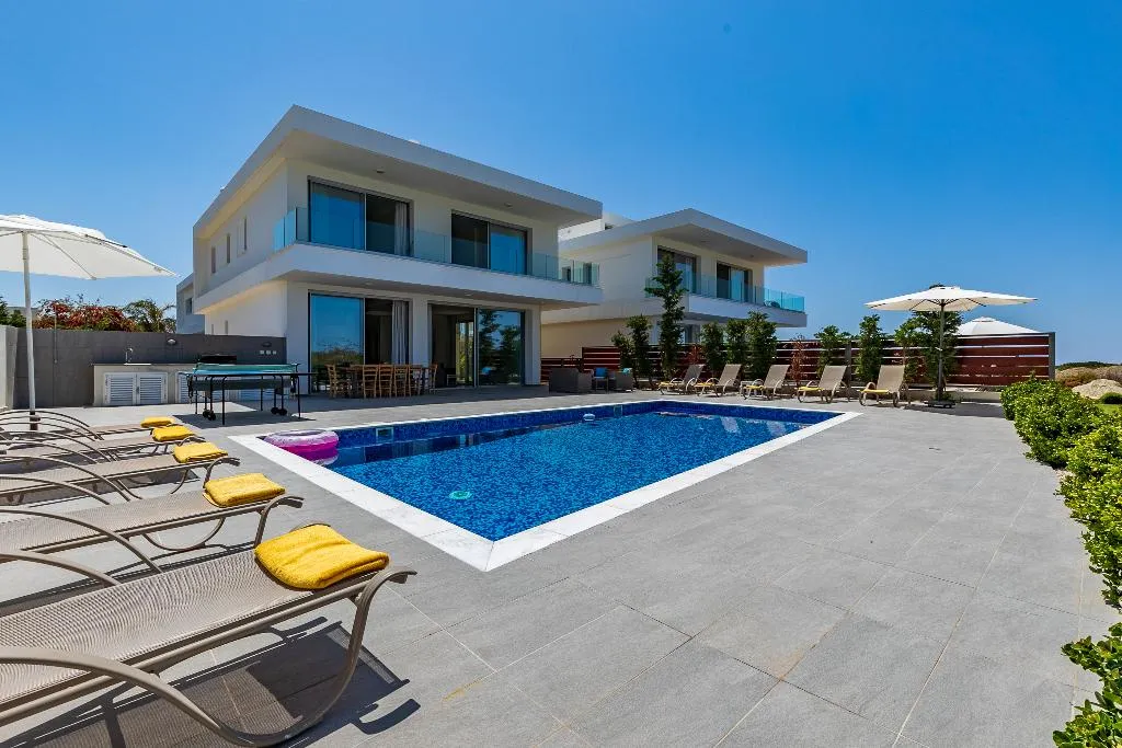 VILLA FIVE BEDROOMS WITH MORE THAN THREE BATHROOMS Room, Sea Point Villas, Cyprus