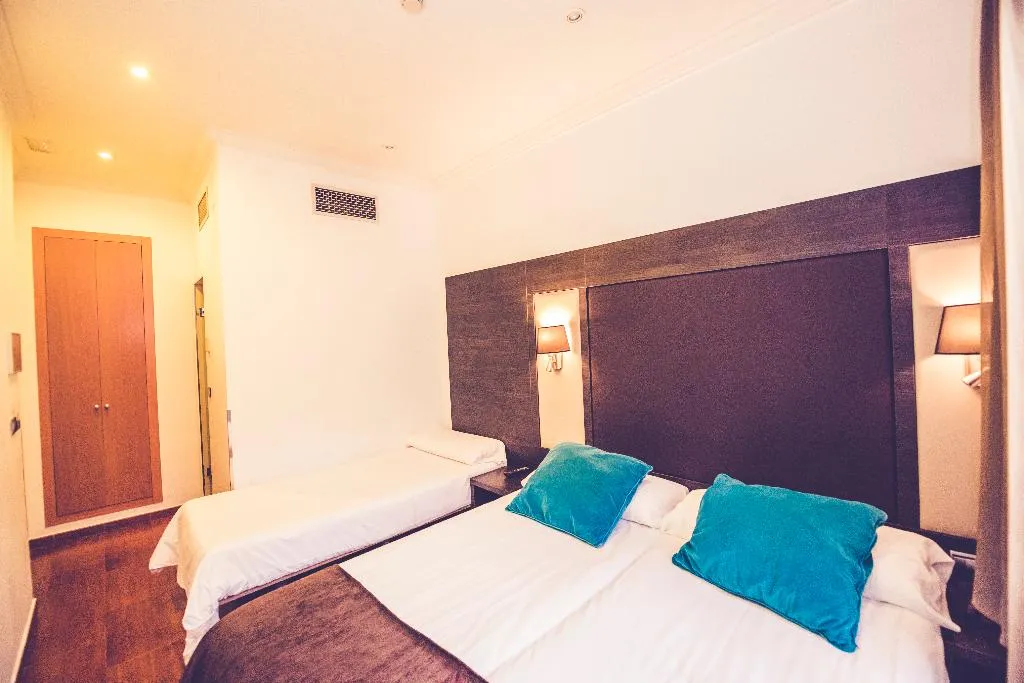 TRIPLE STANDARD Room, Hostal Sol Los Angeles, Madrid