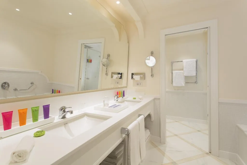 JUNIOR SUITE WITH JACUZZI WITH VIEWS Room, Grand Hotel Royal, Naples