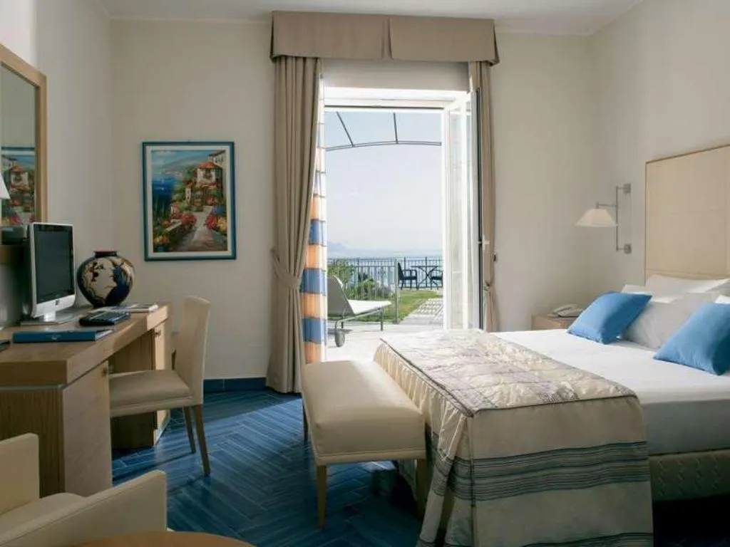 Room, Raito, Naples