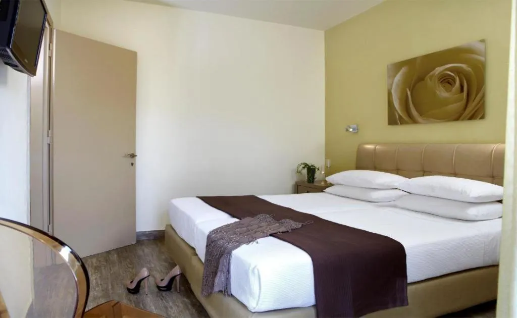 SUITE TWO BEDROOMS ONE BATHROOM Room, Mouikis, Kefallinia