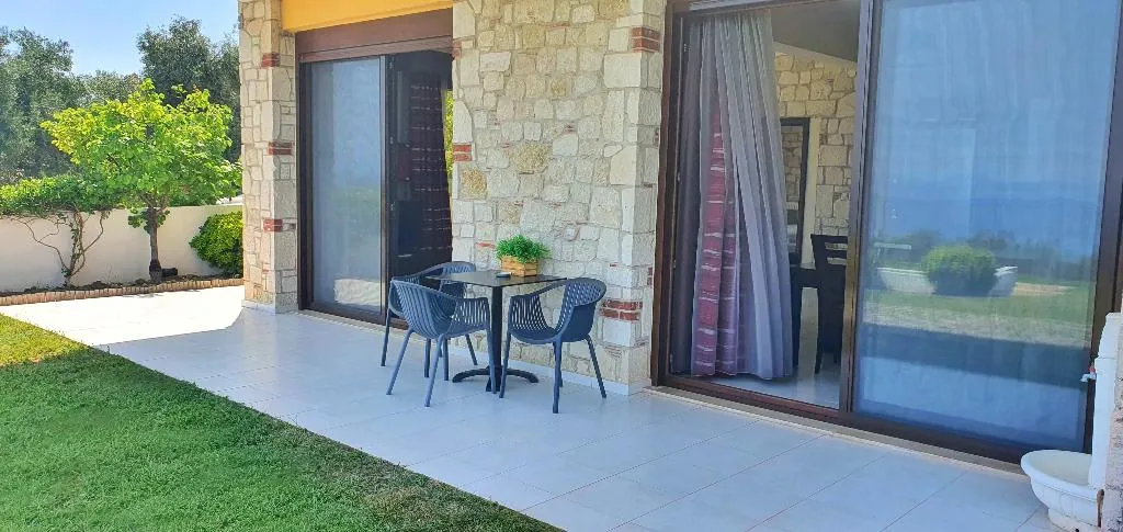 SUITE DELUXE ONE BED Room, Bungalow White Apartments and Suits, Halkidiki
