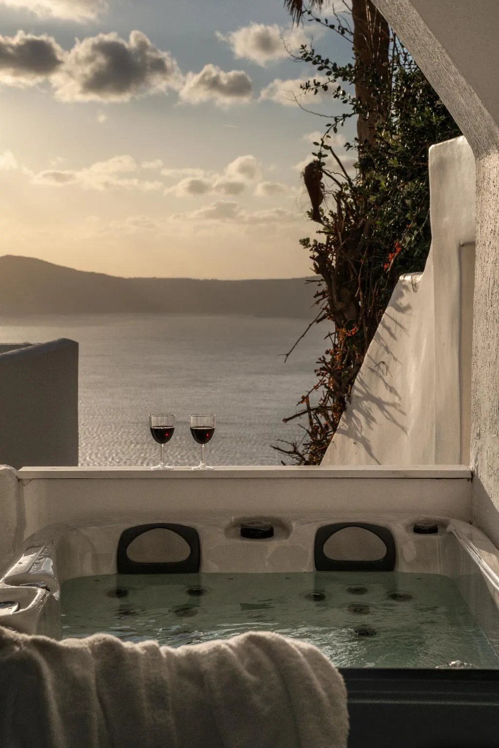 STUDIO WITH JACUZZI Room, Mill Houses New Elegant Suites by Mr and Mrs White, Santorini