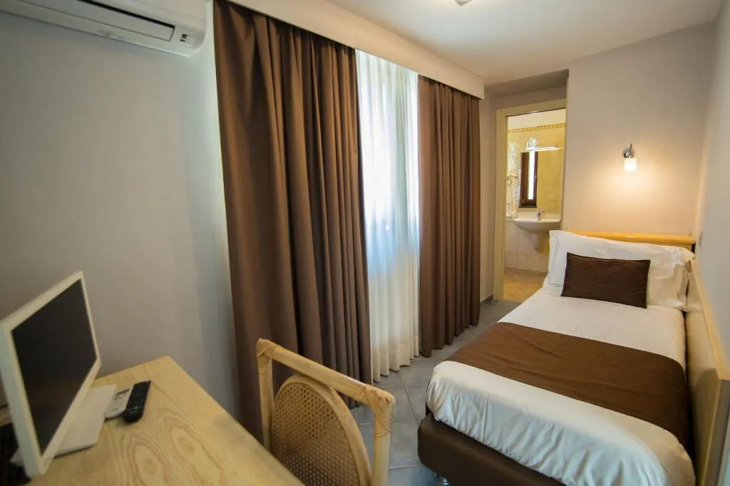 Room, Soleluna, Naples