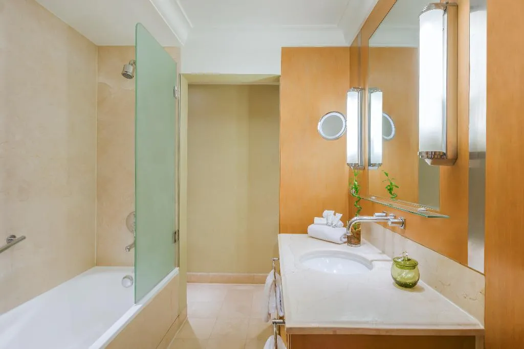 SUITE STANDARD Room, Kempinski Nile Hotel Garden City Cairo, Cairo