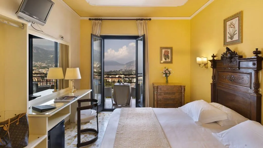 DOUBLE CLASSIC QUEEN BED Room, Hotel Cristina, Naples