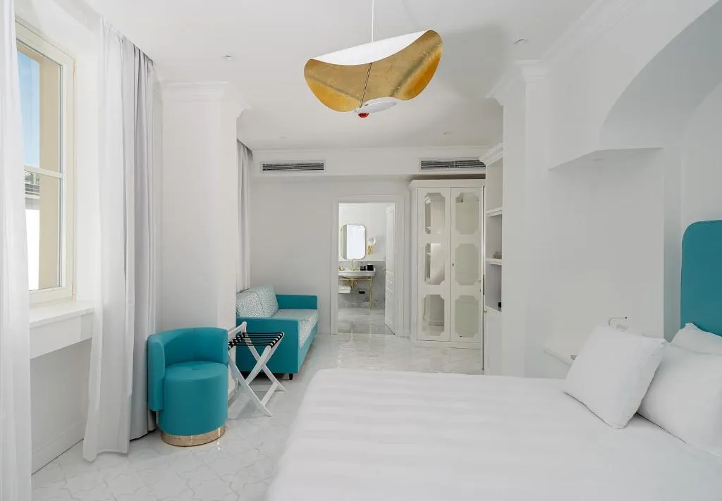 Room, Lorelei Londres, Naples