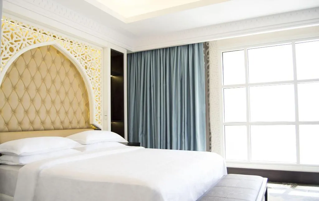 DOUBLE DELUXE KING BED Room, Sheraton Sharjah Beach Resort & Spa, Dubai